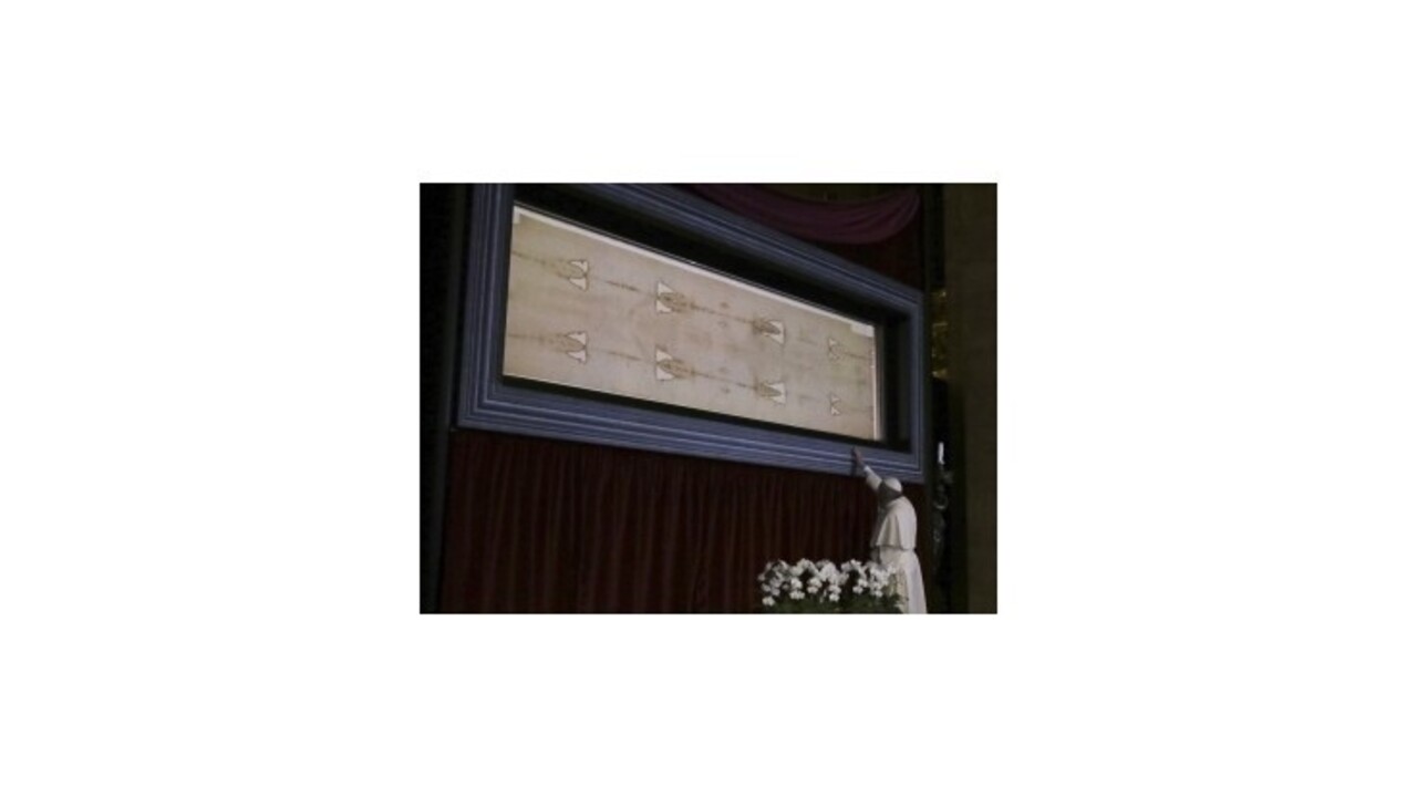 Pápež František sa pomodlil a rozjímal pred Turínskym plátnom